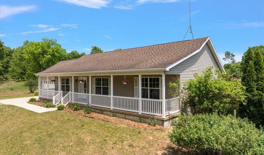 2171 Walking Horse Ln, Allegan, MI 49010 - 6 Beds, 3 Bath