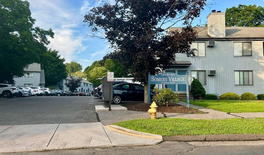 19 Somers St C1, Danbury, CT 06810 - 2 Beds, 2 Bath