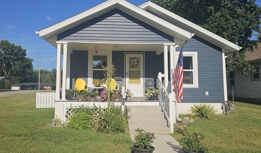 2002 Chouteau Ave, Baxter Springs, KS 66713 - 2 Beds, 1 Bath
