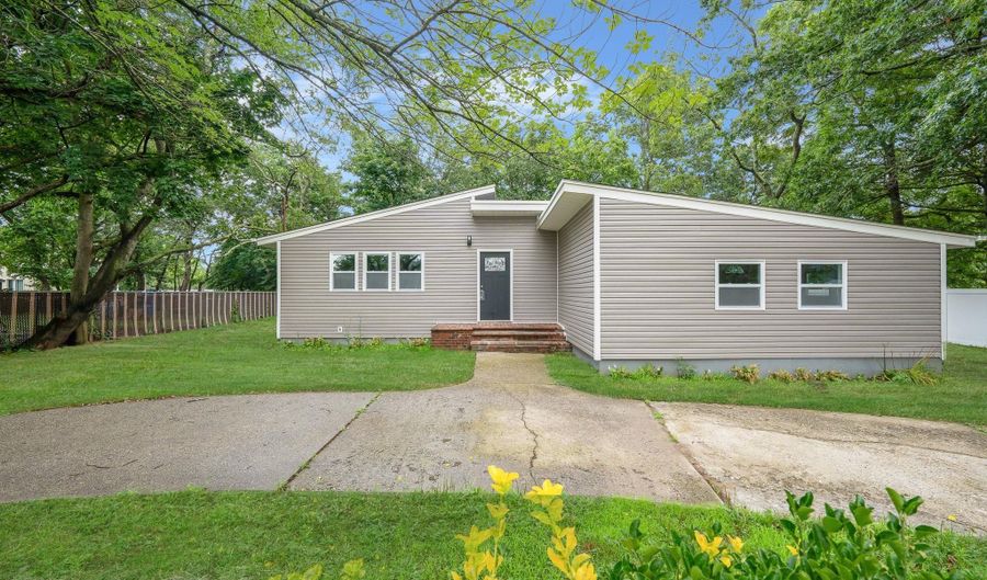 9 Holt St, Amityville, NY 11701 - 4 Beds, 2 Bath