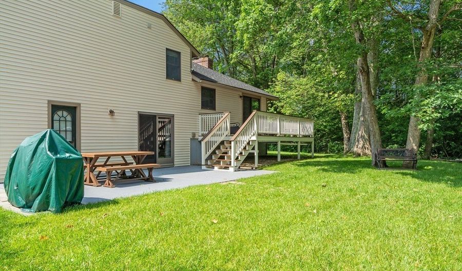 18 Mann St, Bellingham, MA 02019 - 2 Beds, 2 Bath