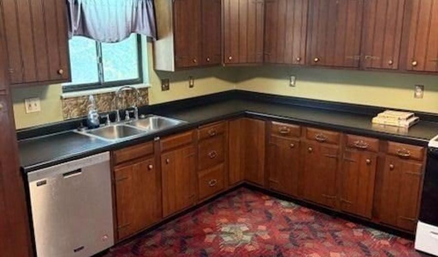 31 Angela St, Athens, OH 45701 - 4 Beds, 4 Bath