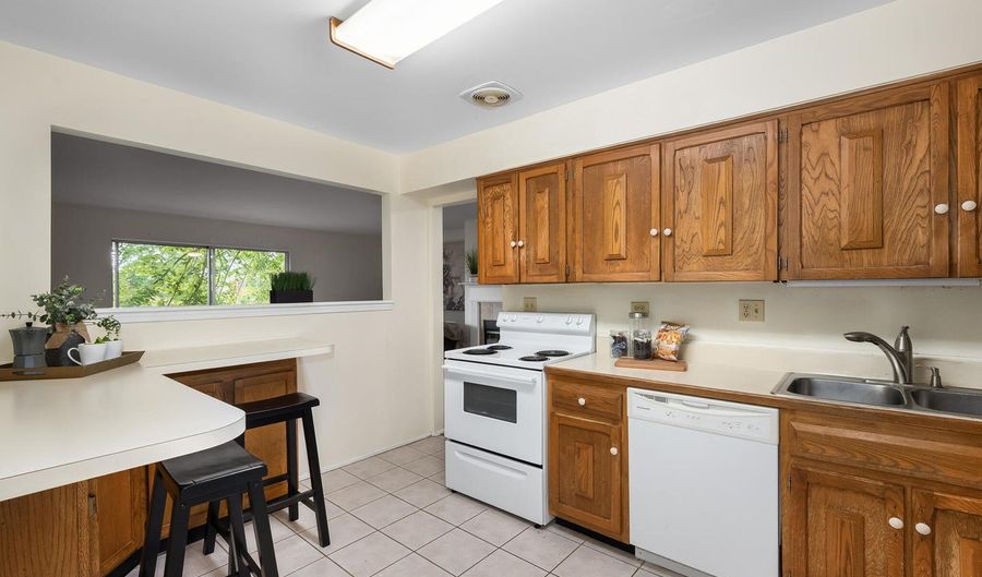 2407 S GOEBBERT Rd G202, Arlington Heights, IL 60005 - 2 Beds, 2 Bath