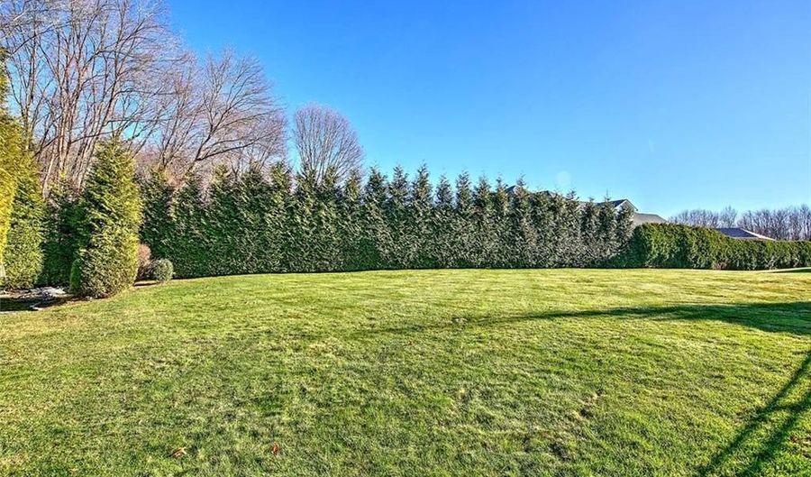 6 Grandstand Dr, Lincoln, RI 02865 - 5 Beds, 4 Bath