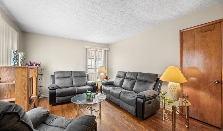 219-221 Kenwood Ave, Akron, OH 44313 - 4 Beds, 2 Bath