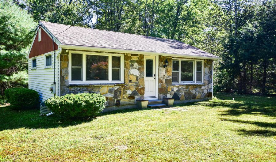163 Sir Walter Ct, Becket, MA 01223 - 2 Beds, 1 Bath