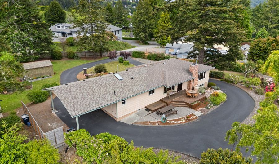 905 BARBRA Ln, Brookings, OR 97415 - 5 Beds, 4 Bath