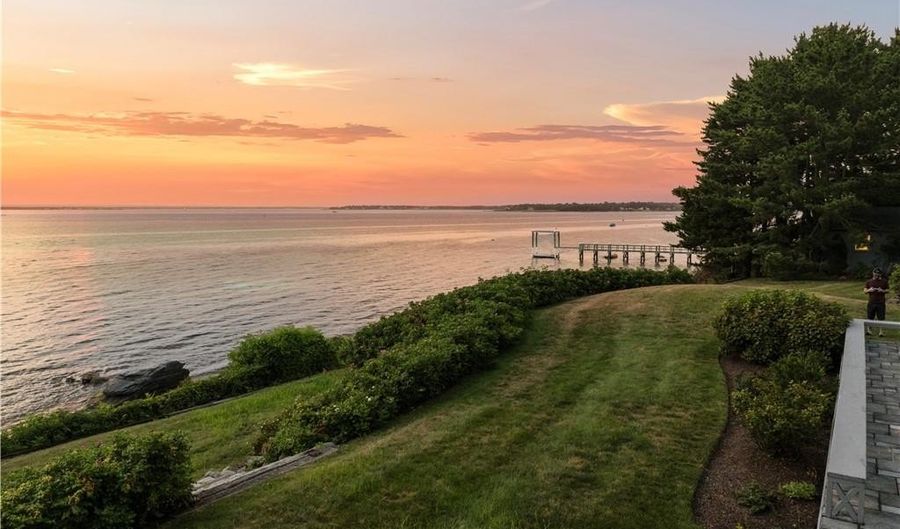 4 Mulberry Rd, Bristol, RI 02809 - 5 Beds, 5 Bath