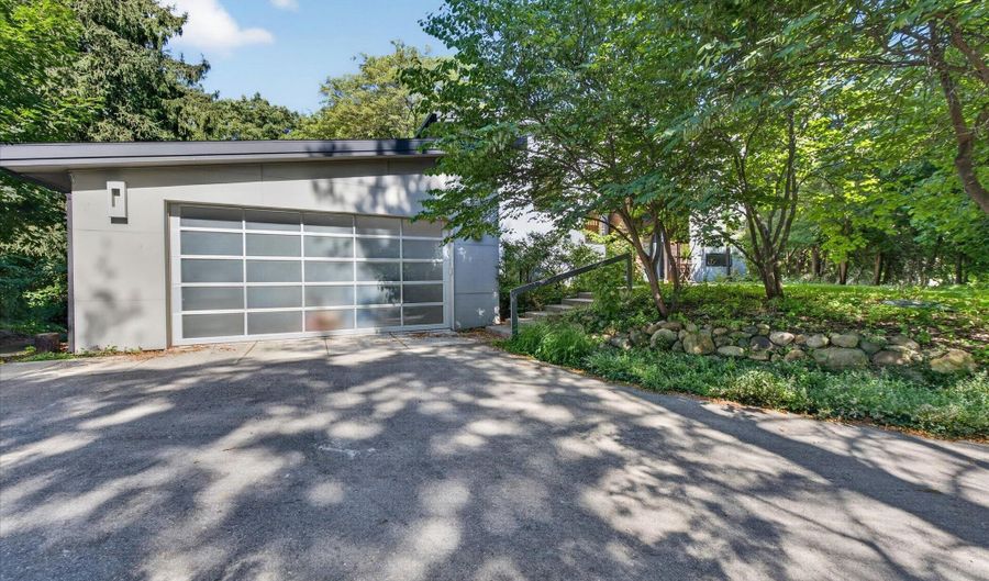 4061 Thornoaks Dr, Ann Arbor, MI 48104 - 4 Beds, 4 Bath