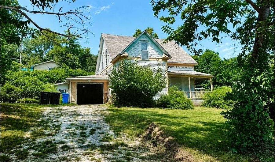 400 1st St, Anderson, MO 64831 - 5 Beds, 2 Bath