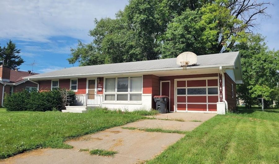 319 S 23rd St, Beatrice, NE 68310 - 3 Beds, 2 Bath