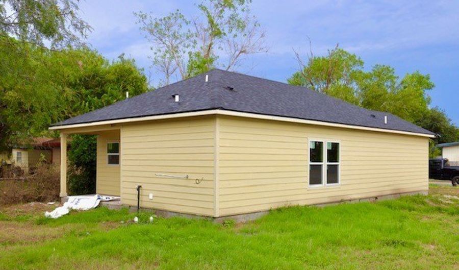 810 Saint Joseph St, Alice, TX 78332 - 2 Beds, 2 Bath