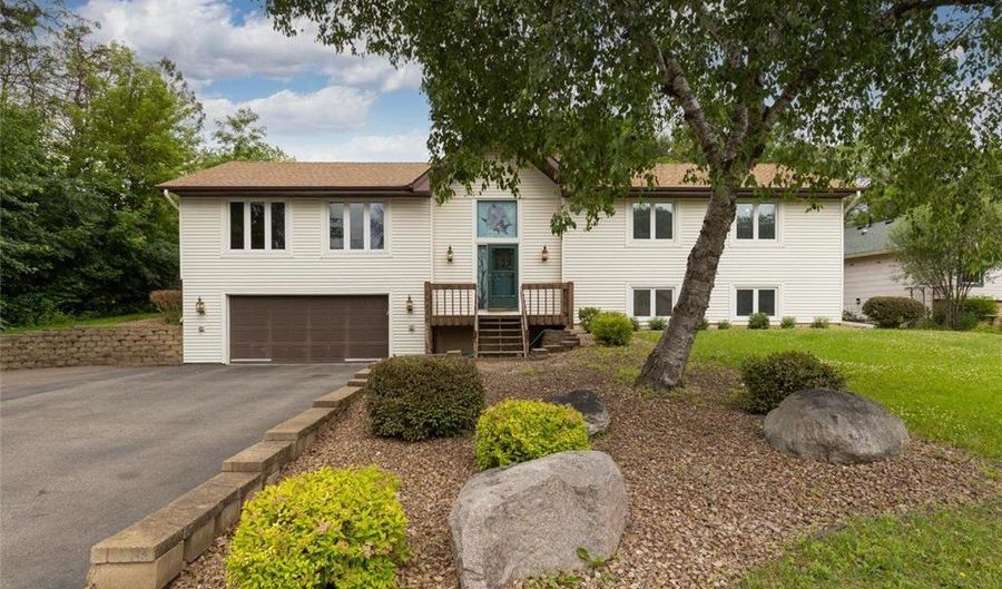 13789 Holyoke Ln, Apple Valley, MN 55124 - 5 Beds, 3 Bath