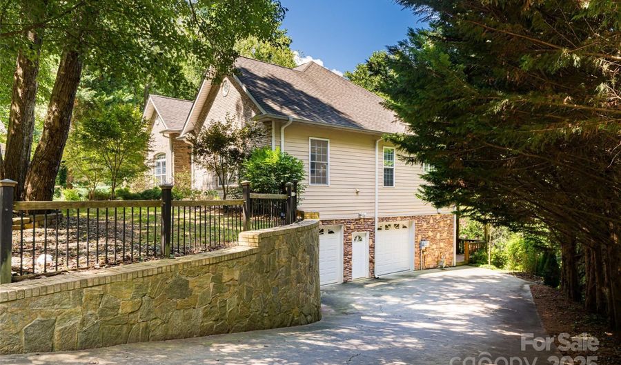 47 Timberwood Dr, Asheville, NC 28806 - 4 Beds, 3 Bath