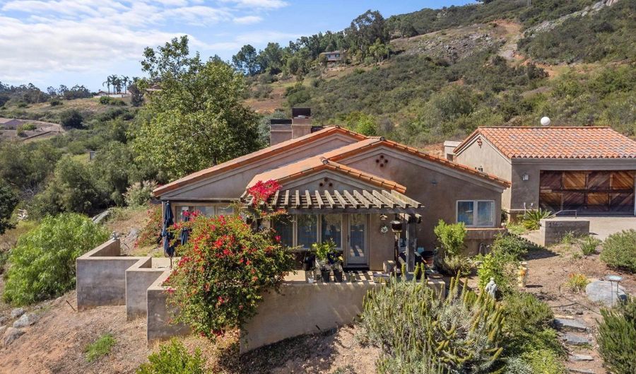 27615 Alps Ln, Escondido, CA 92026 - 2 Beds, 3 Bath