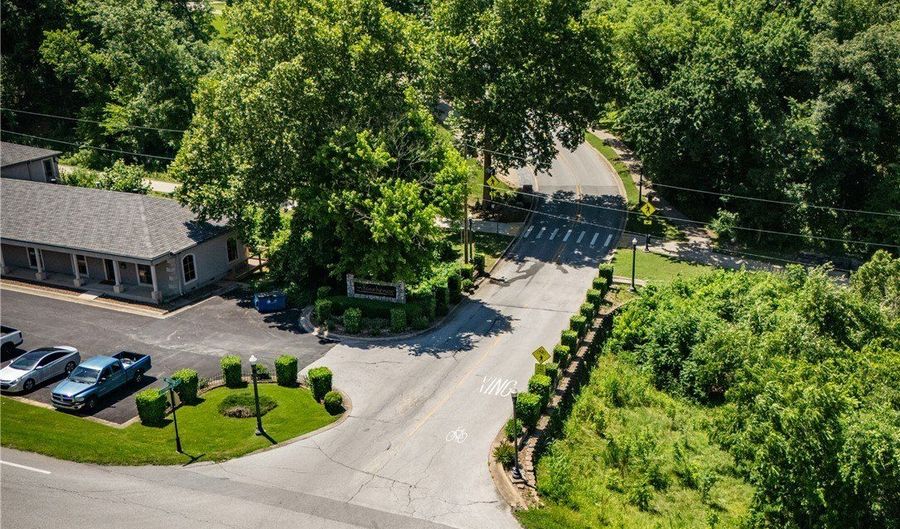 47 Stonehenge Dr, Bentonville, AR 72712 - 4 Beds, 3 Bath