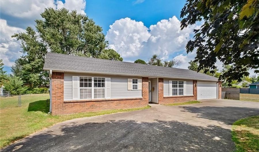 210 NW G St, Bentonville, AR 72712 - 2 Beds, 3 Bath