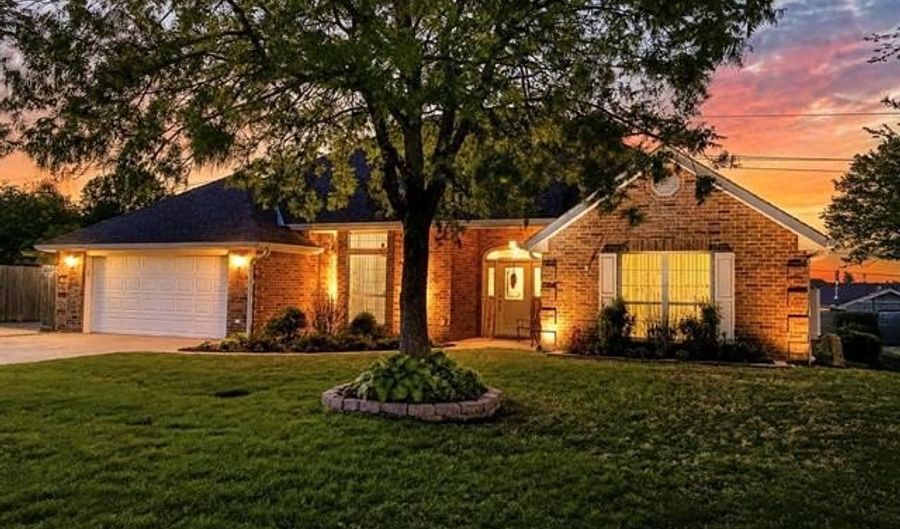 5614 Meadow Dr, Bartlesville, OK 74006 - 4 Beds, 3 Bath