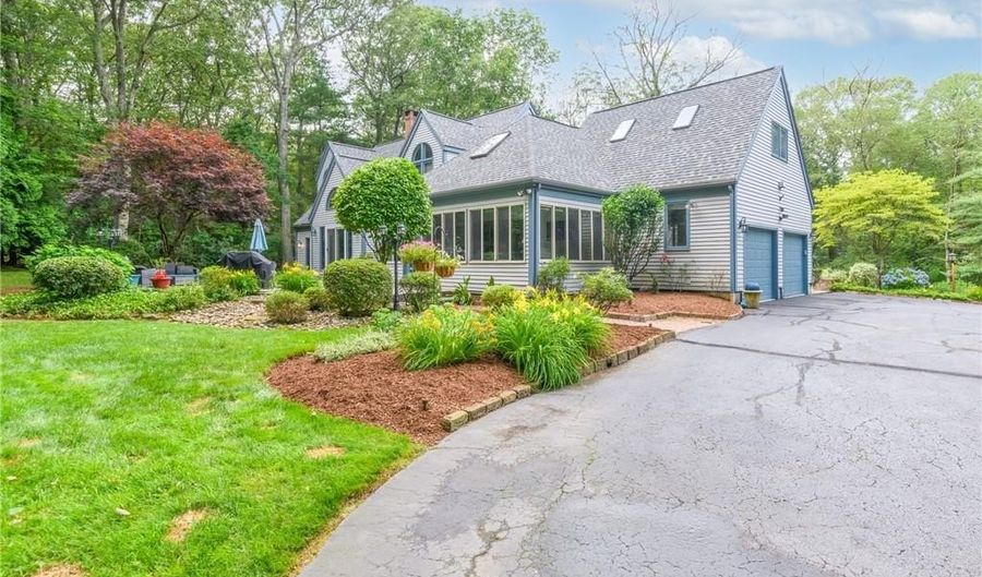20 Beechwood Dr, Cranston, RI 02921 - 3 Beds, 3 Bath