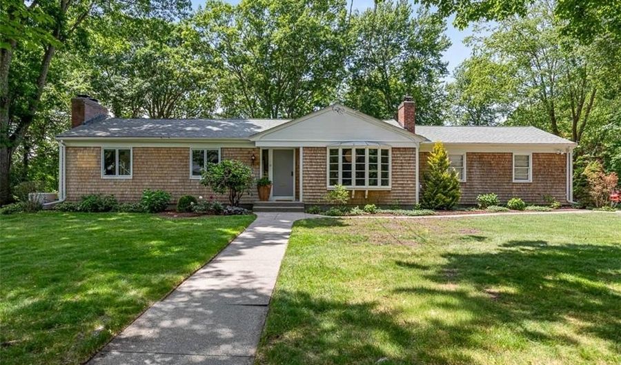 19 Preston Dr, Barrington, RI 02806 - 3 Beds, 3 Bath