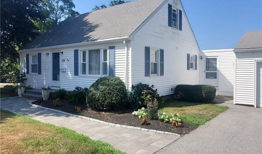 139 Coggeshall Ave, Newport, RI 02840 - 4 Beds, 1 Bath