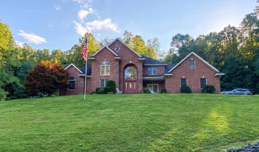 136 Lock Ln, Alum Creek, WV 25003 - 6 Beds, 6 Bath