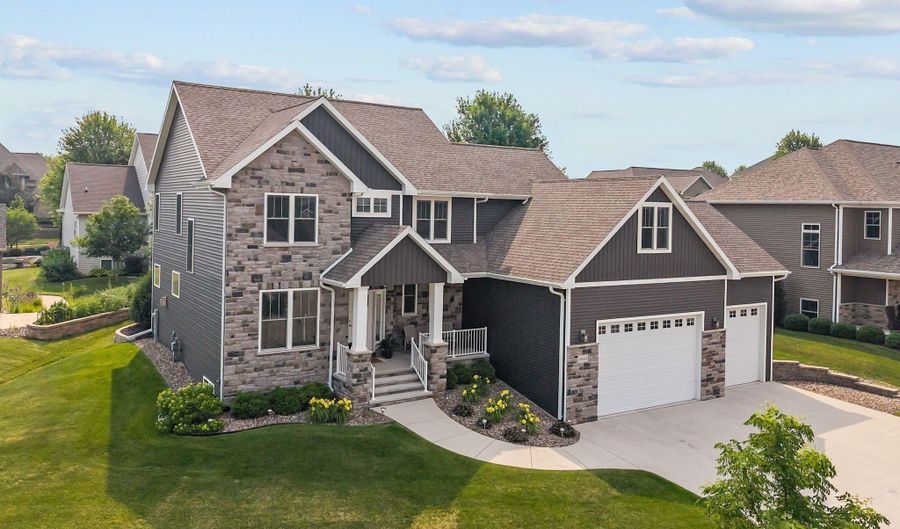 5644 N SUMMERLAND Dr, Appleton, WI 54913 - 4 Beds, 3 Bath