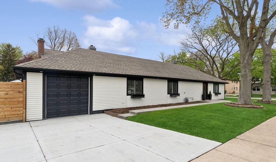 1220 E Rockwell St, Arlington Heights, IL 60005 - 3 Beds, 2 Bath