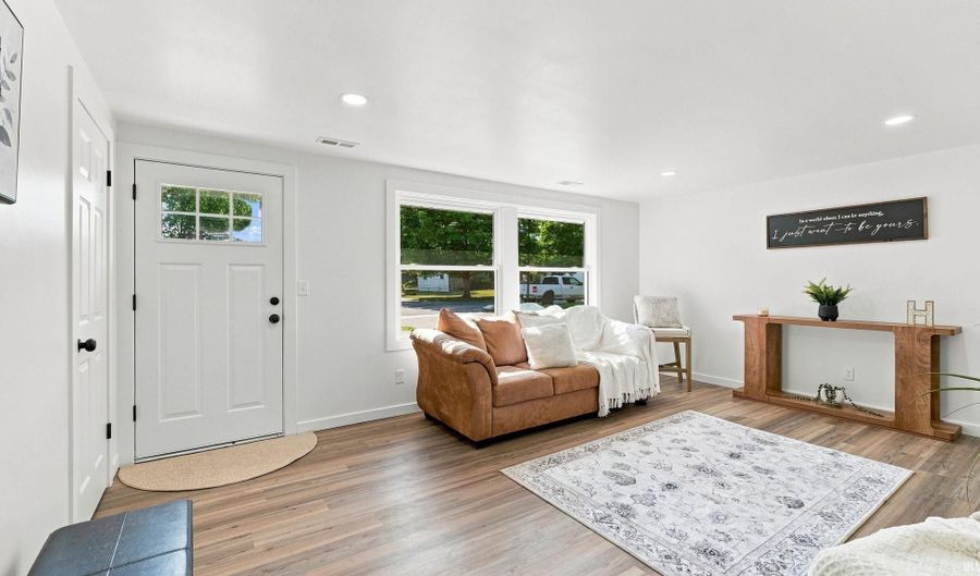 233 S Division St, Auburn, IN 46706 - 2 Beds, 1 Bath