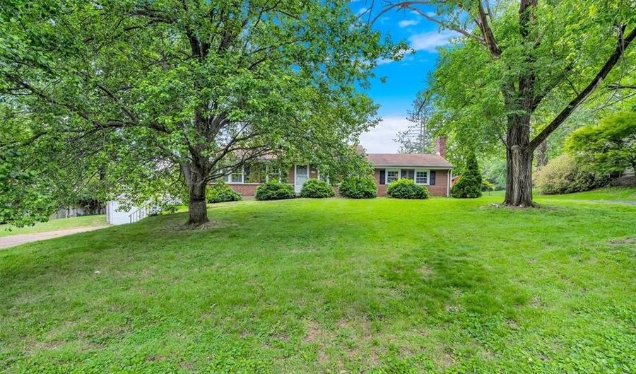 425 Bush Dr, Ballwin, MO 63021 - 3 Beds, 2 Bath