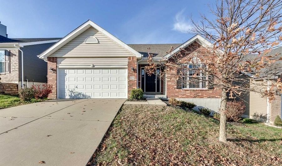 925 Meramec Grove Dr, Ballwin, MO 63021 - 3 Beds, 2 Bath