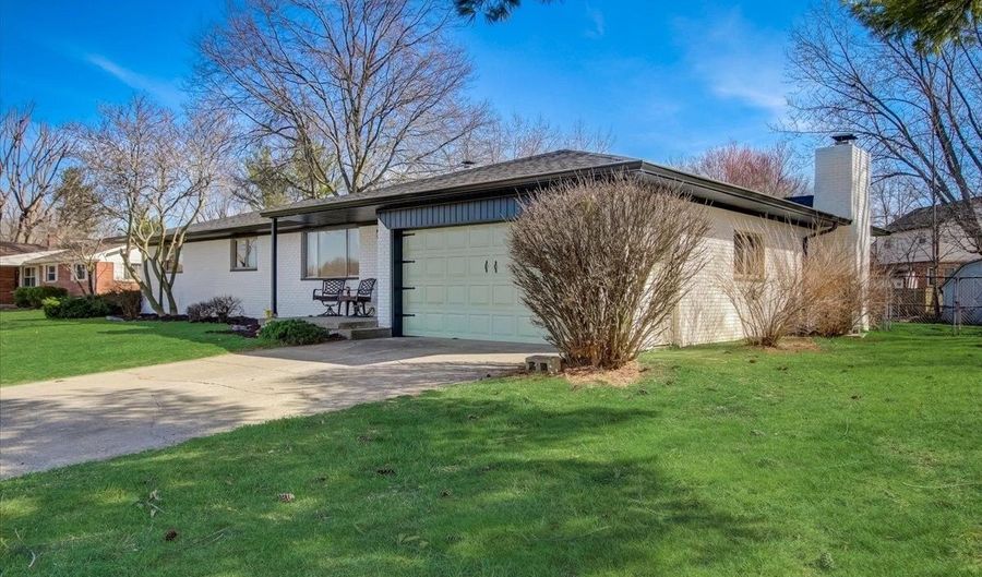 223 Beechview Ln, Indianapolis, IN 46217 - 3 Beds, 2 Bath