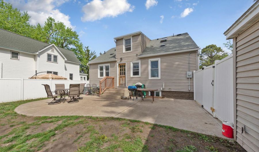 1509 Sunset St, Albert Lea, MN 56007 - 4 Beds, 3 Bath