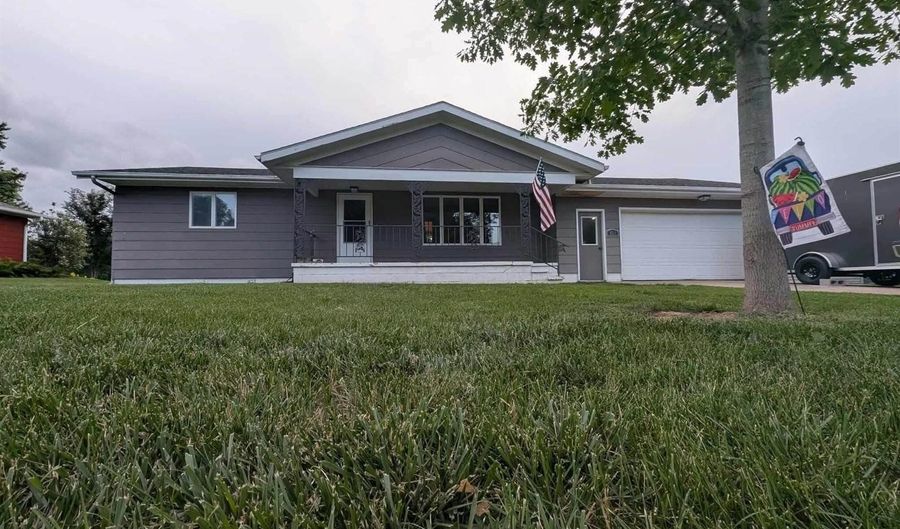 821 Country Club Dr, Akron, IA 51001 - 3 Beds, 3 Bath