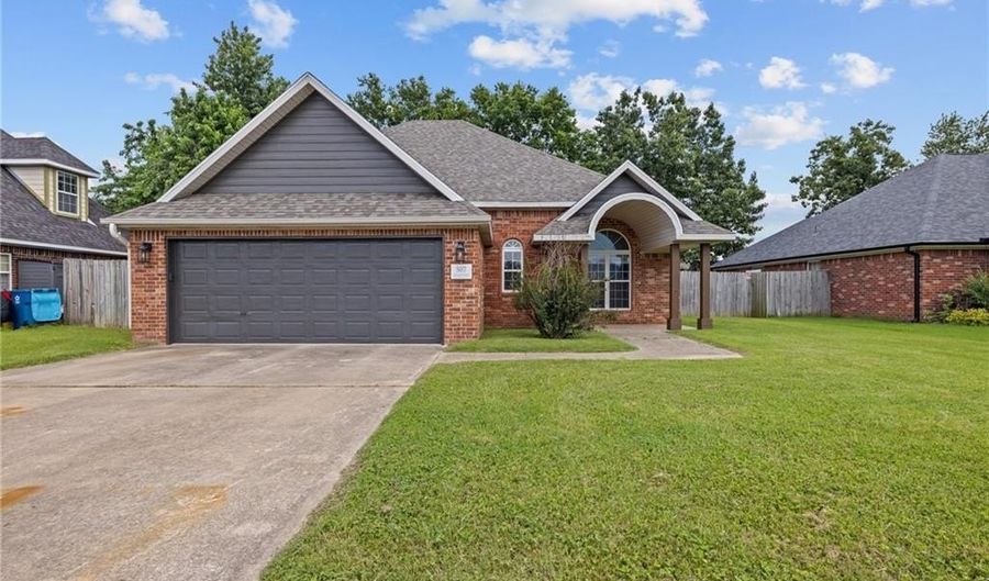 507 College Pl, Bentonville, AR 72712 - 4 Beds, 3 Bath