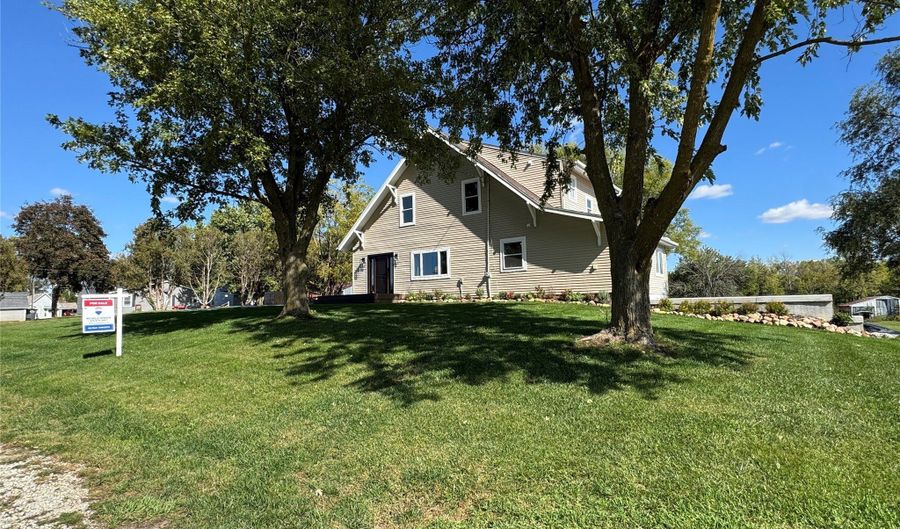 100 8th St, Adair, IA 50002 - 5 Beds, 3 Bath