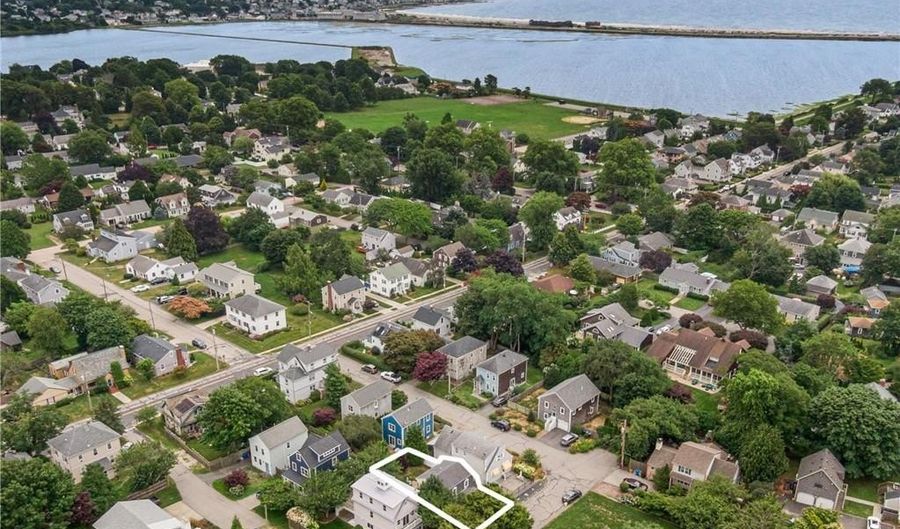 28 Wilbur Ave, Newport, RI 02840 - 3 Beds, 2 Bath