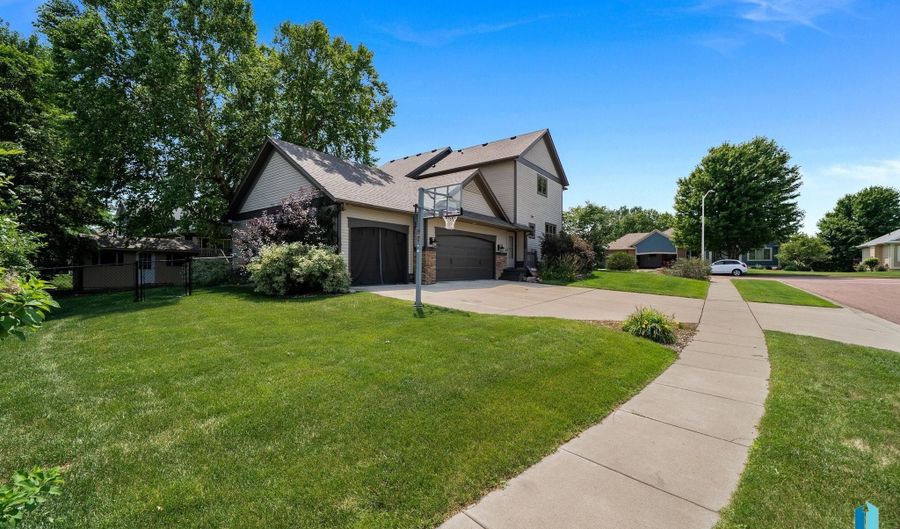 1600 S Parkview Blvd, Brandon, SD 57005 - 4 Beds, 4 Bath