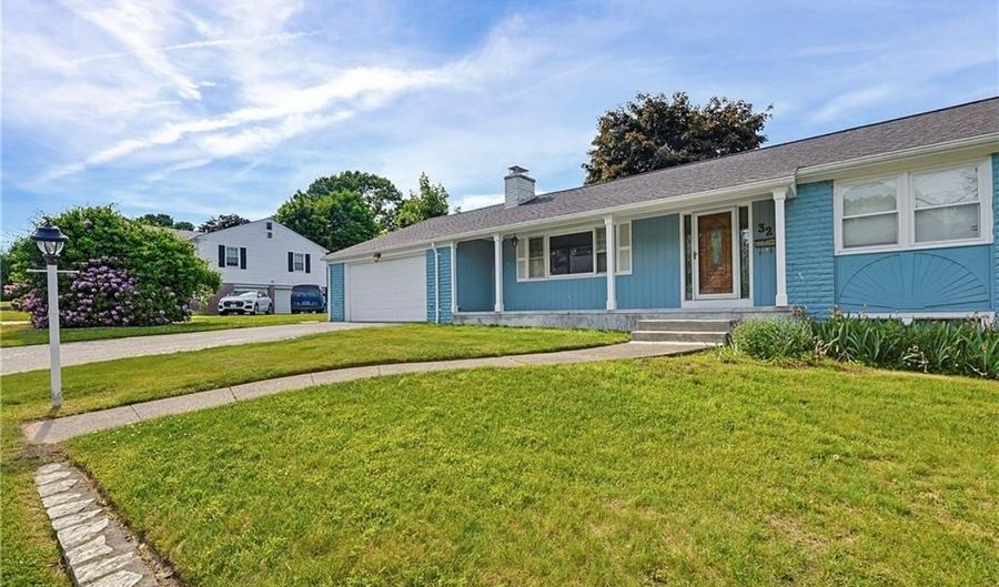 32 Brookfarm Rd, North Providence, RI 02904 - 3 Beds, 2 Bath