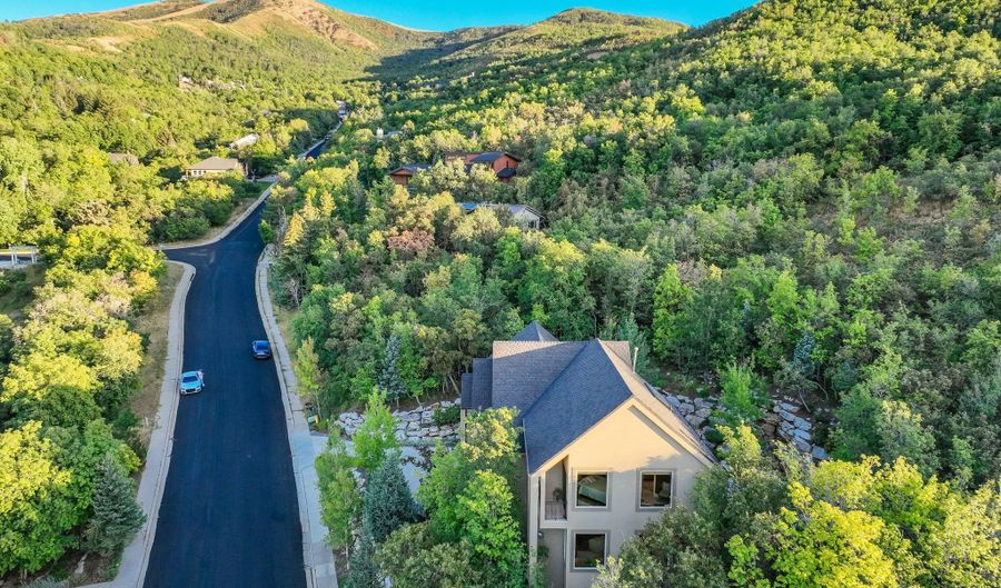 2392 S CAVE Holw E, Bountiful, UT 84010 - 4 Beds, 2 Bath