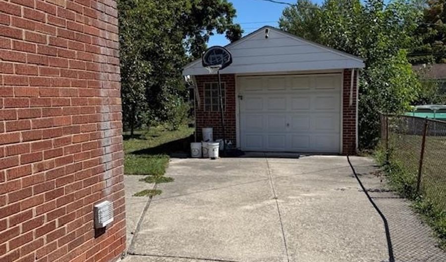 9347 CHATHAM, Allen Park, MI 48101 - 5 Beds, 3 Bath