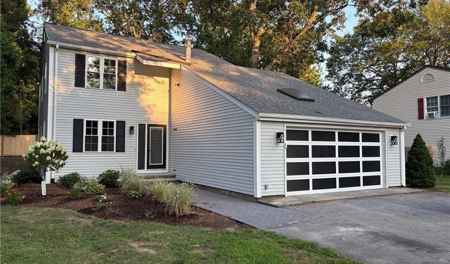 7 Simmons Rd, Barrington, RI 02806 - 4 Beds, 3 Bath
