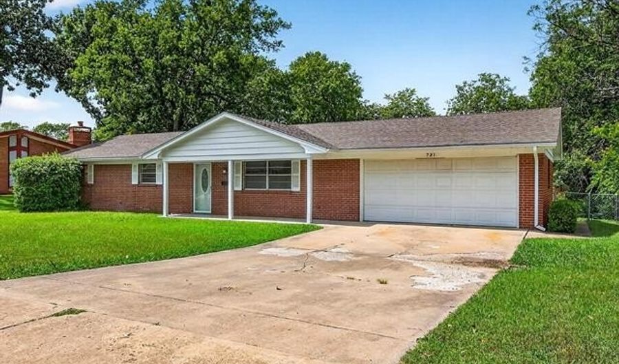721 Winding Way, Bartlesville, OK 74006 - 3 Beds, 2 Bath