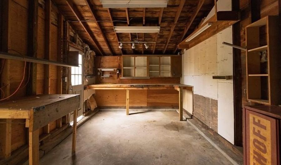 46 Roslyn Ave, Cranston, RI 02910 - 2 Beds, 2 Bath