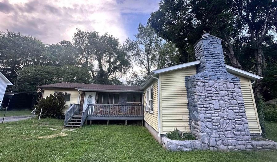 736 Maple St, Auburn, KY 42206 - 5 Beds, 3 Bath