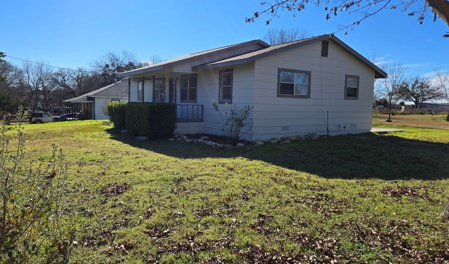 310 S Wickham St, Alvord, TX 76225 - 2 Beds, 2 Bath