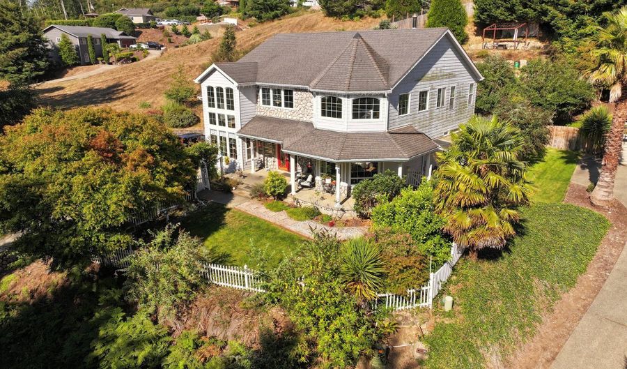 217 MARINE Dr, Brookings, OR 97415 - 3 Beds, 3 Bath