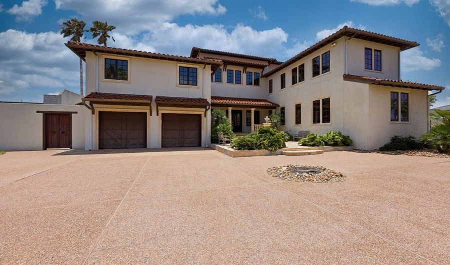 755 S Bay, Aransas Pass, TX 78336 - 5 Beds, 3 Bath