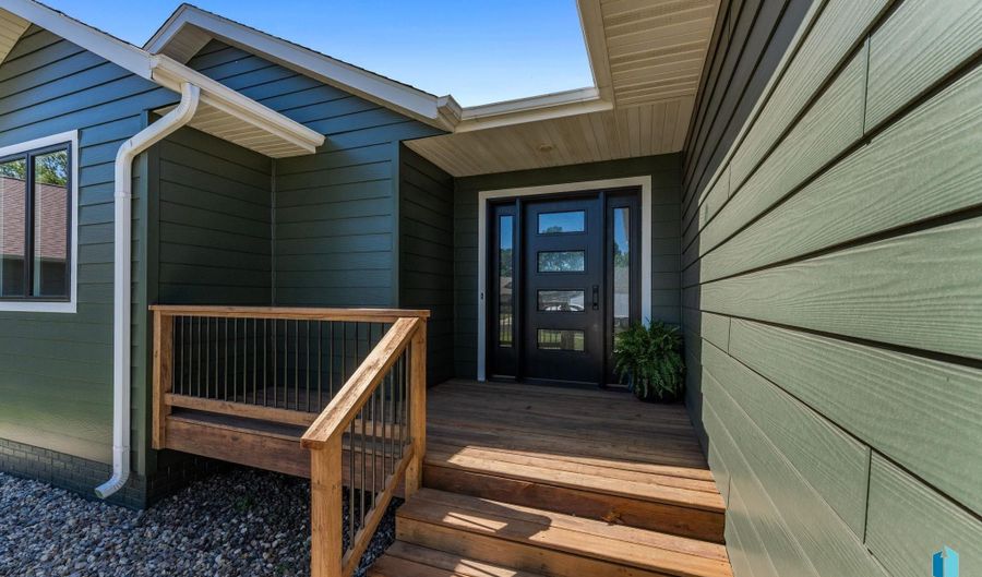 813 E Heatherwood Dr, Brandon, SD 57005 - 5 Beds, 3 Bath