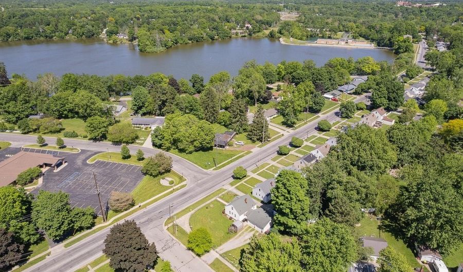 583 Riverside Ave, Adrian, MI 49221 - 4 Beds, 1 Bath
